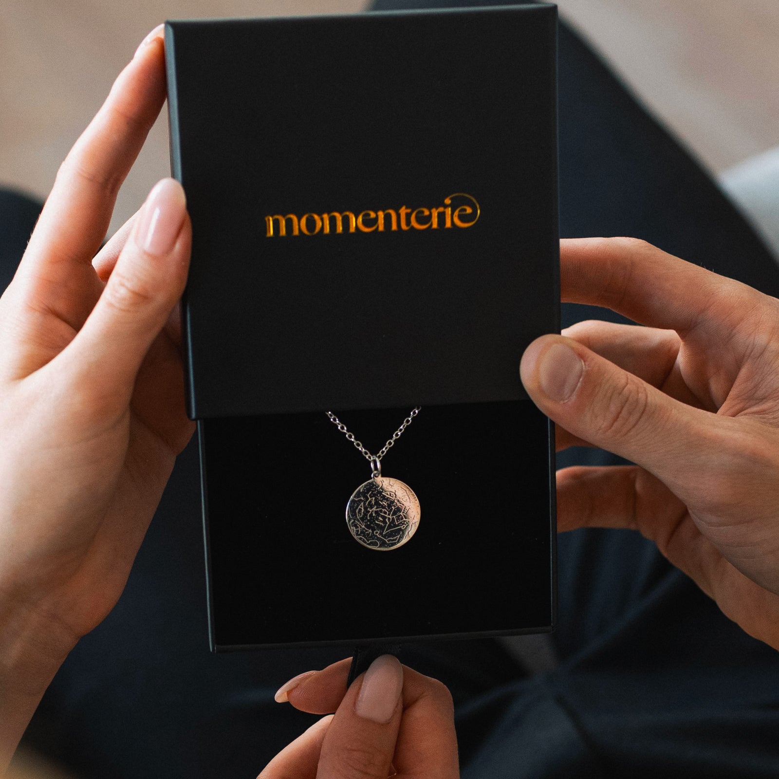 Personalisierter Sternkarten-Anhänger mit Kette – Schmuckstück aus Edelstahl in Silber mit detailgetreu graviertem Sternenhimmel, individuelles Geschenk für besondere Anlässe