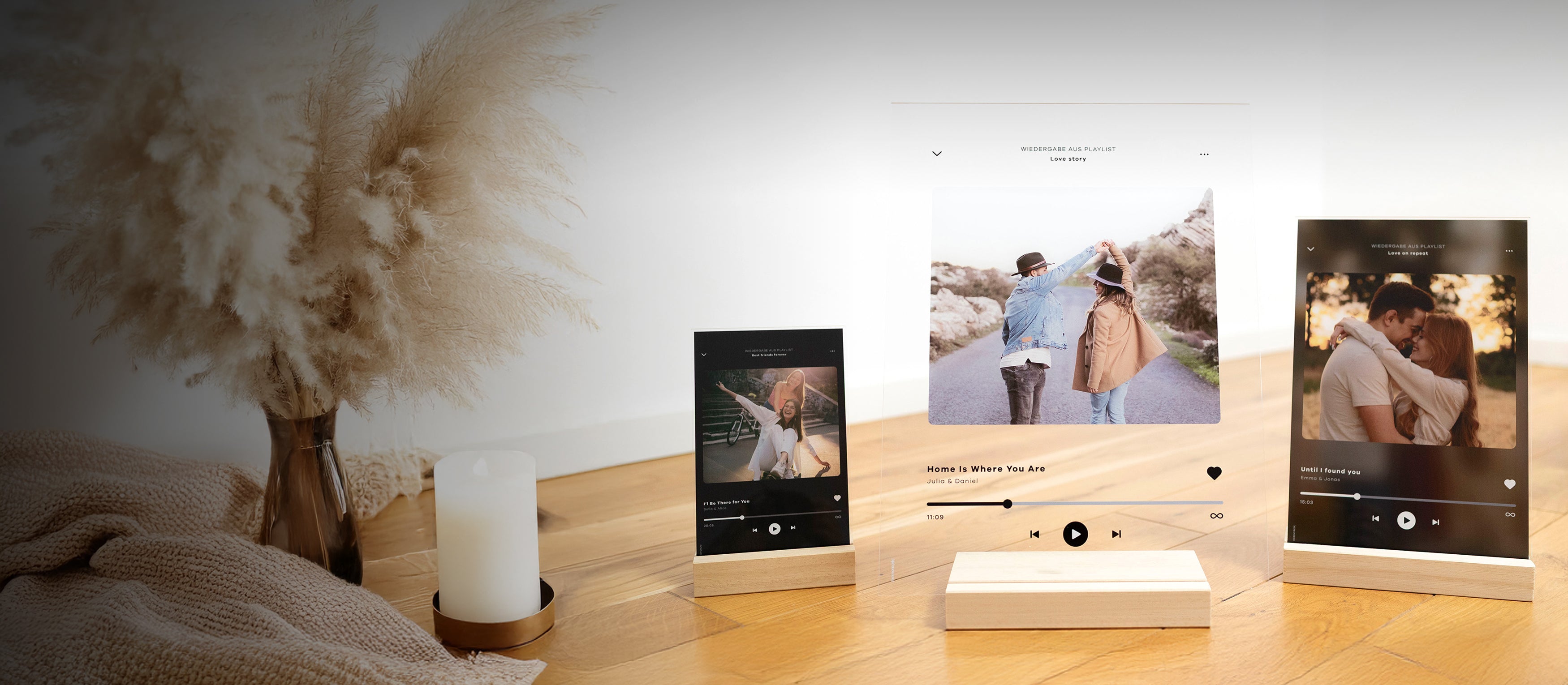 Personalisierter Song-Aufsteller von Momenterie mit Paarfoto und Musik-Player. Die emotionale Geschenkidee für Paare, um eine gemeinsame Geschichte und einen besonderen Song festzuhalten.